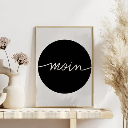 Minimalistisches Poster Moin weißer Text auf schwarzem Hintergrund