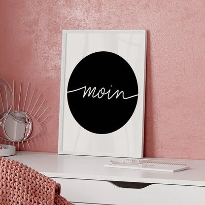 Minimalistisches Poster Moin weißer Text auf schwarzem Hintergrund