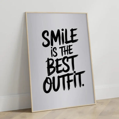 Minimalistisches Poster Lächeln ist das beste Outfit in kräftiger Schrift