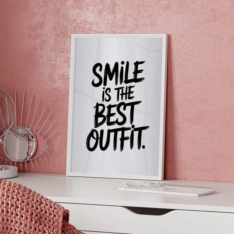 Minimalistisches Poster Lächeln ist das beste Outfit in kräftiger Schrift