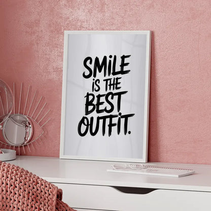 Minimalistisches Poster Lächeln ist das beste Outfit in kräftiger Schrift