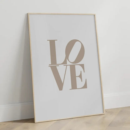 Minimalistisches LOVE Poster in Beige für elegante Wohnräume