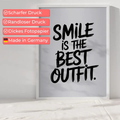 Minimalistisches Poster Lächeln ist das beste Outfit in kräftiger Schrift