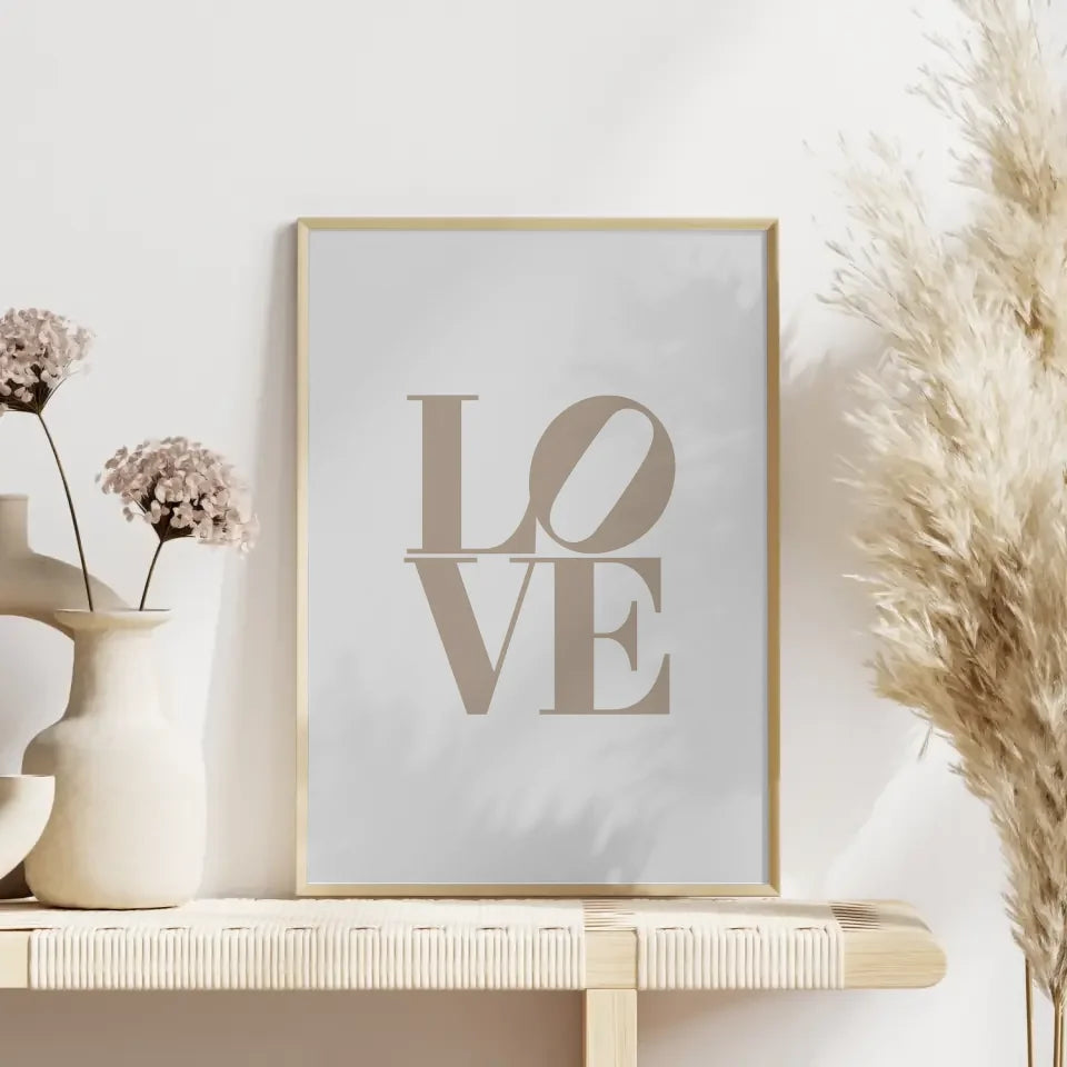 Minimalistisches LOVE Poster in Beige für elegante Wohnräume