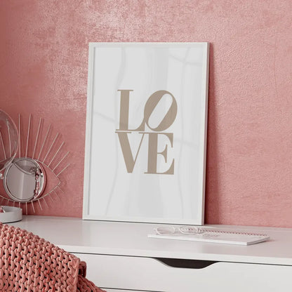 Minimalistisches LOVE Poster in Beige für elegante Wohnräume