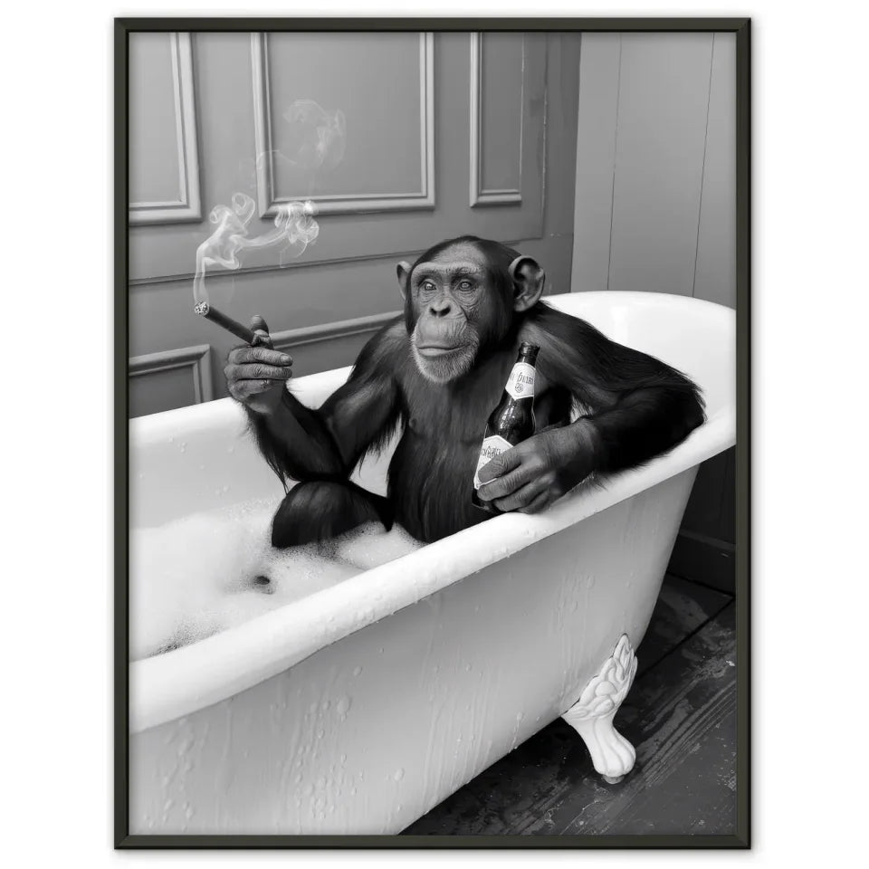 Monochromes Poster Schimpanse in Badewanne mit Zigarre und Bier