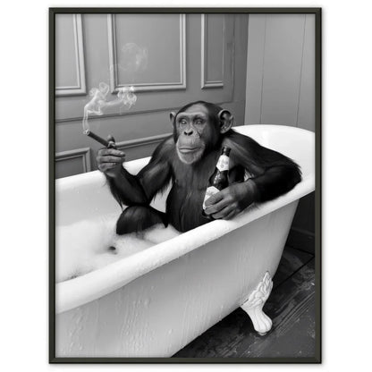 Monochromes Poster Schimpanse in Badewanne mit Zigarre und Bier
