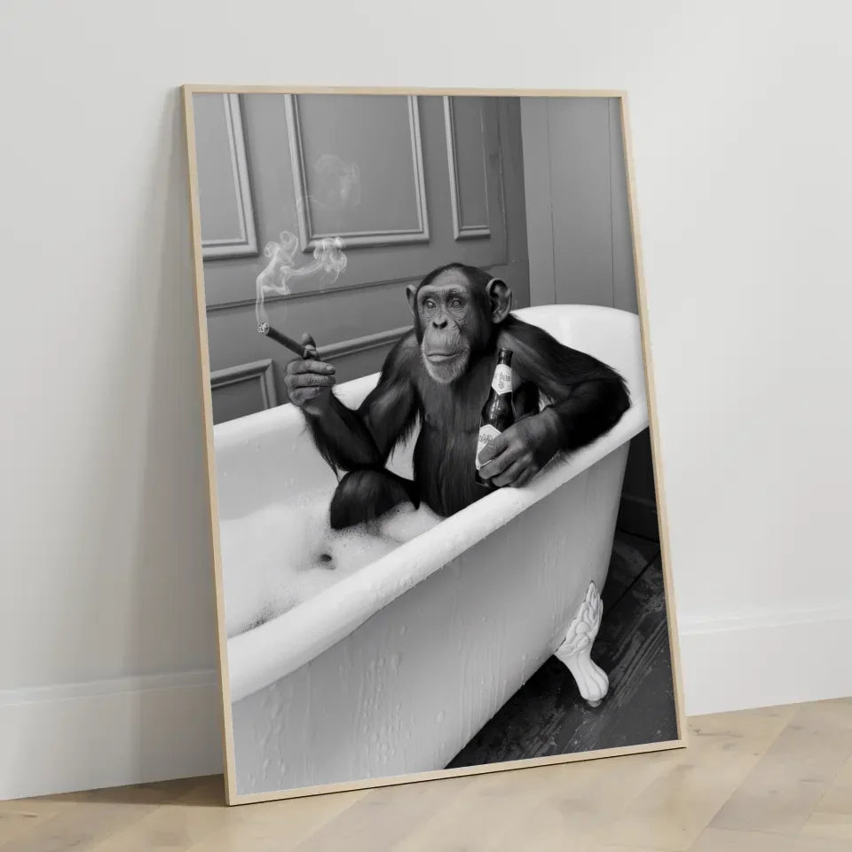 Monochromes Poster Schimpanse in Badewanne mit Zigarre und Bier