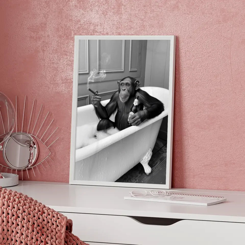 Monochromes Poster Schimpanse in Badewanne mit Zigarre und Bier