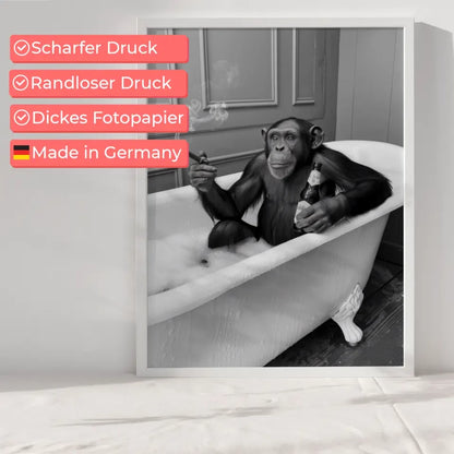 Monochromes Poster Schimpanse in Badewanne mit Zigarre und Bier