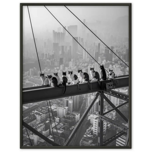 Monochromes Poster Katzenarbeiter auf Stahlträger über der Stadt