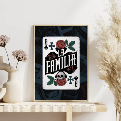 Chicano Poster La Familia mit Spielkarten und Vintage Design