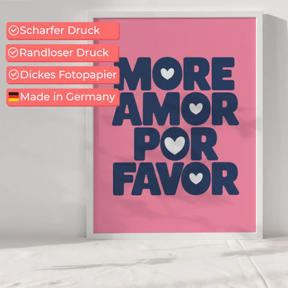 Blauer Poster mit mehr Liebe bitte Illustration auf rosa Hintergrund