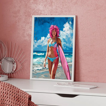 Poster einer Frau mit rosa Haaren am Strand im Bikini und Surfbrett