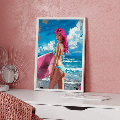 Poster einer Frau mit rosa Haaren am Strand im Bikini und Surfbrett