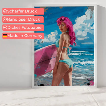 Poster einer Frau mit rosa Haaren am Strand im Bikini und Surfbrett