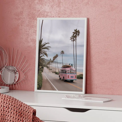 Poster rosa Bus mit Surfbrettern Strand Palmen Pastellfarben 70x50 cm