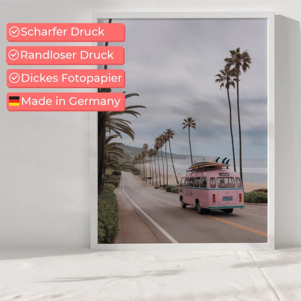 Poster rosa Bus mit Surfbrettern Strand Palmen Pastellfarben 70x50 cm