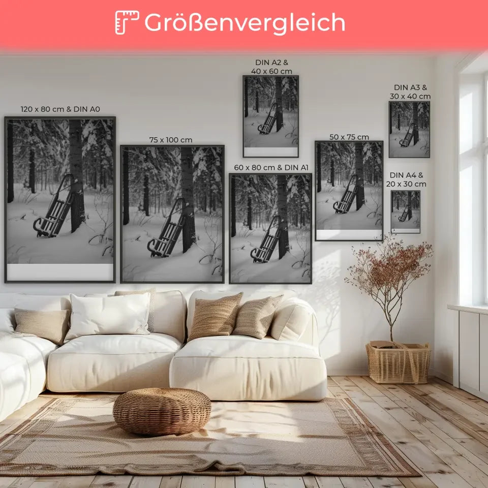 Ruhiger verschneiter Wald Poster mit Sonnenaufgang und goldenen Lichtstrahlen