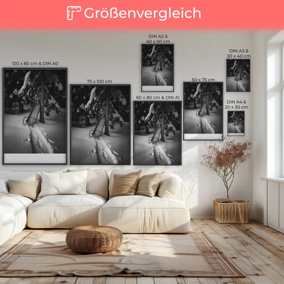 Ruhiger verschneiter Wald Poster mit Sonnenaufgang und goldenen Lichtstrahlen