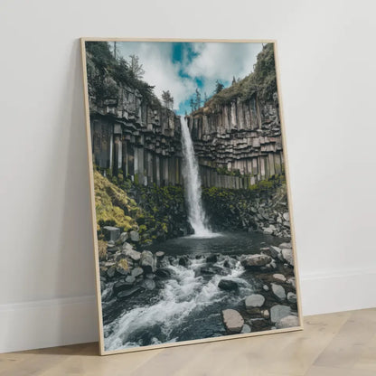 Atemberaubender Wasserfall Poster in einzigartiger Felslandschaft