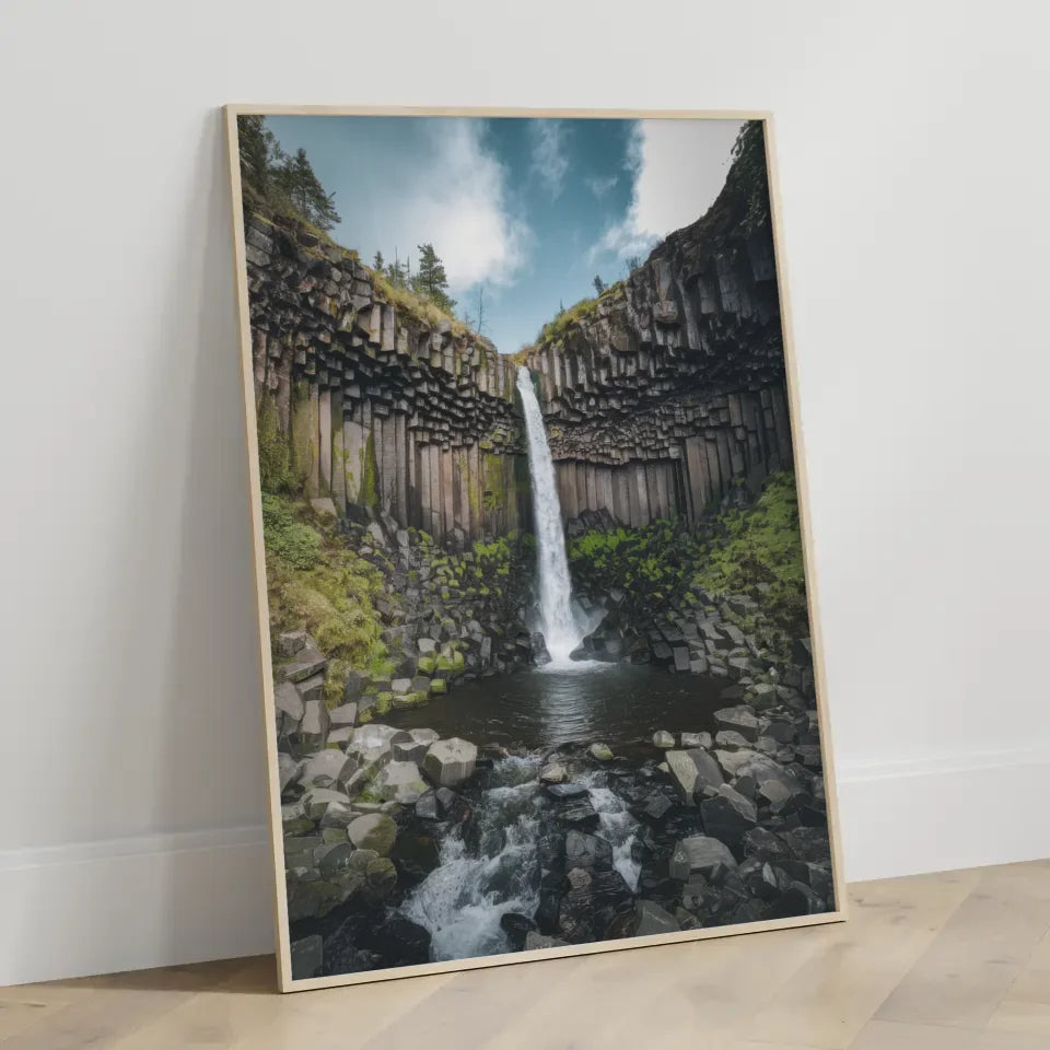 Atemberaubender Wasserfall Poster in einzigartiger Felslandschaft