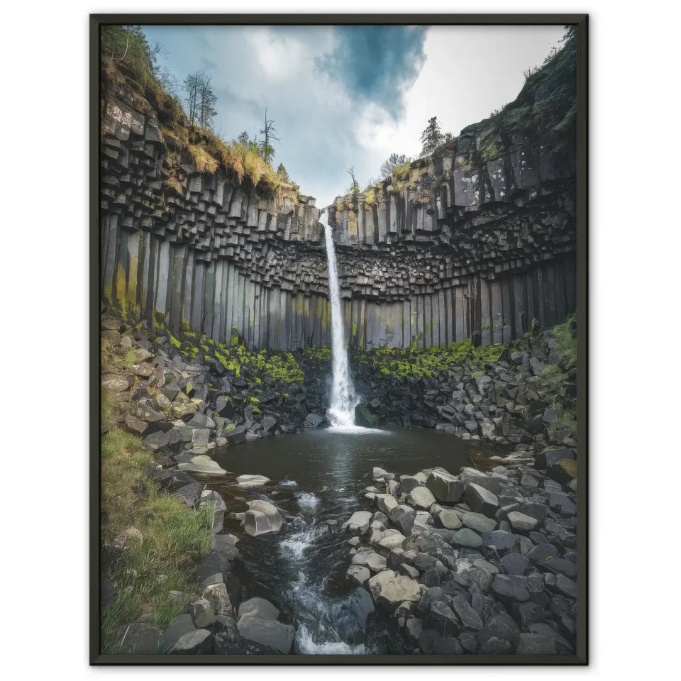 Atemberaubender Wasserfall Poster in einzigartiger Felslandschaft