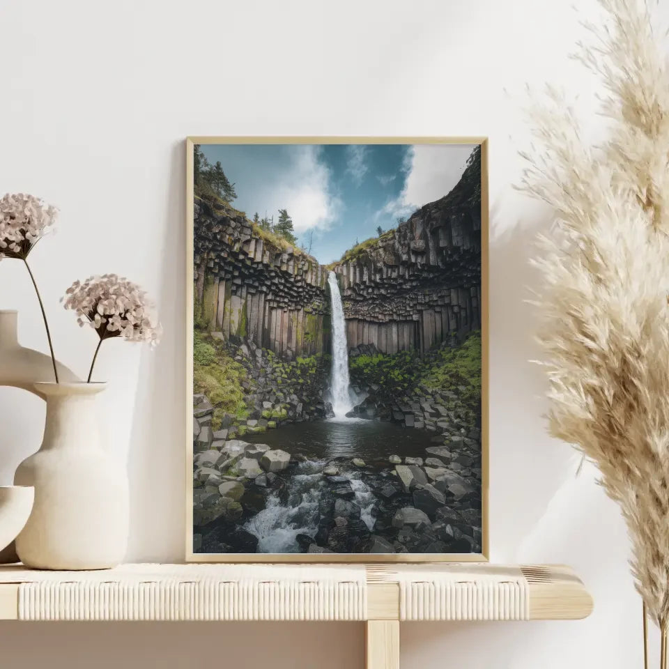 Atemberaubender Wasserfall Poster in einzigartiger Felslandschaft