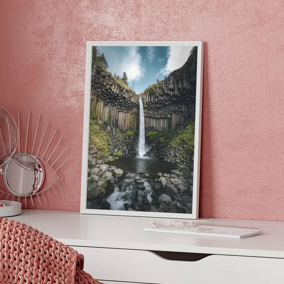 Atemberaubender Wasserfall Poster in einzigartiger Felslandschaft