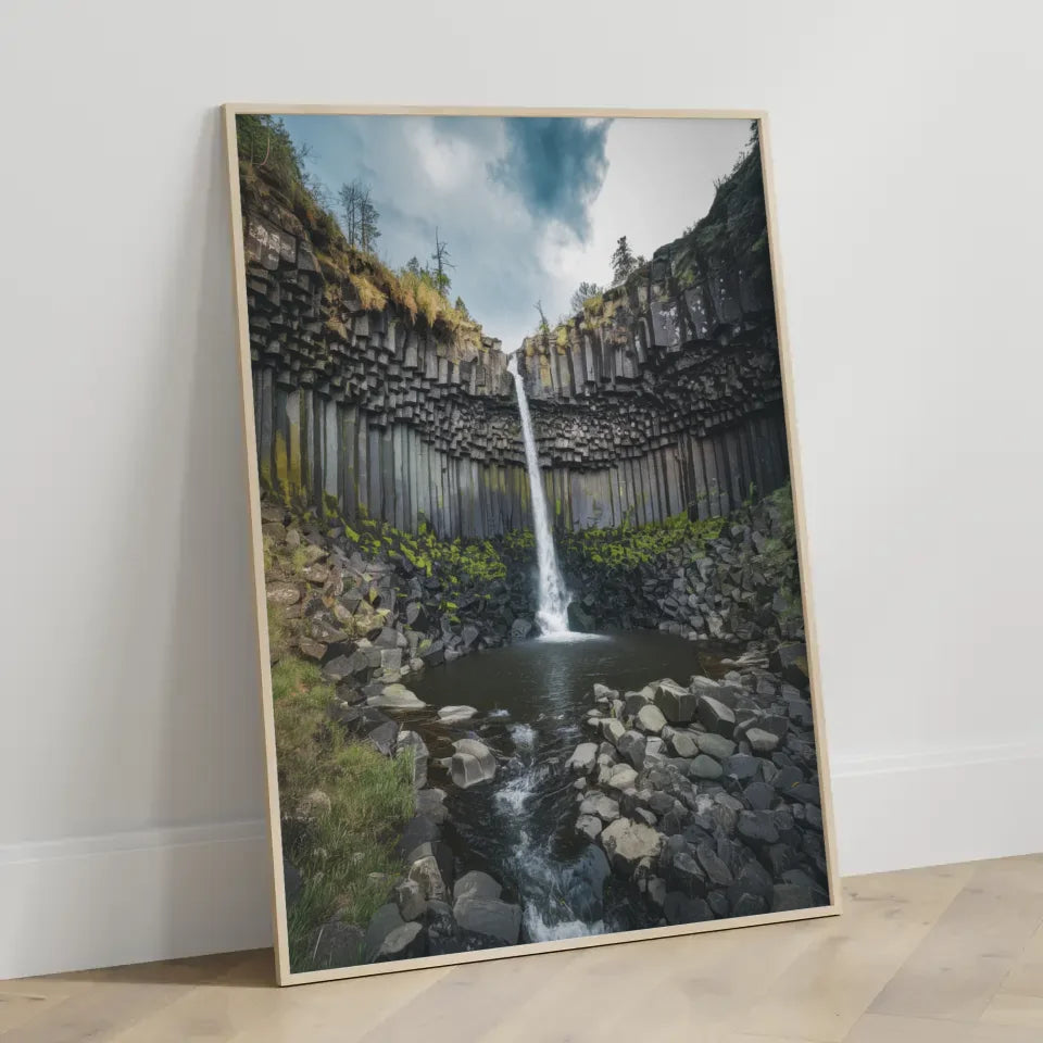 Atemberaubender Wasserfall Poster in einzigartiger Felslandschaft