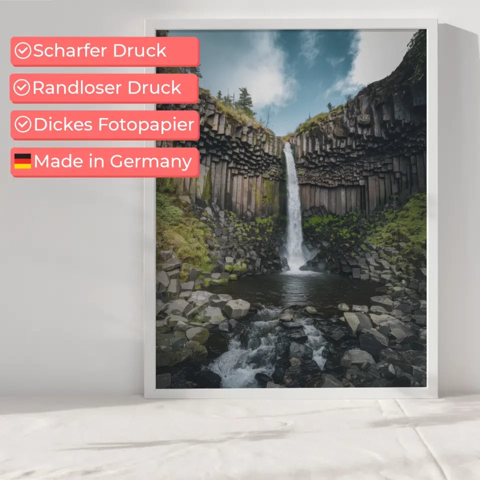 Atemberaubender Wasserfall Poster in einzigartiger Felslandschaft