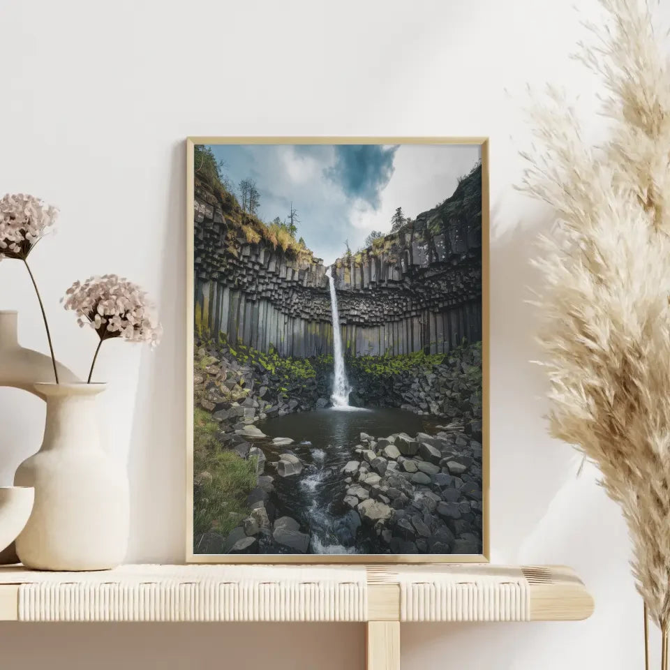 Atemberaubender Wasserfall Poster in einzigartiger Felslandschaft