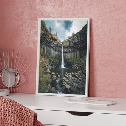 Atemberaubender Wasserfall Poster in einzigartiger Felslandschaft