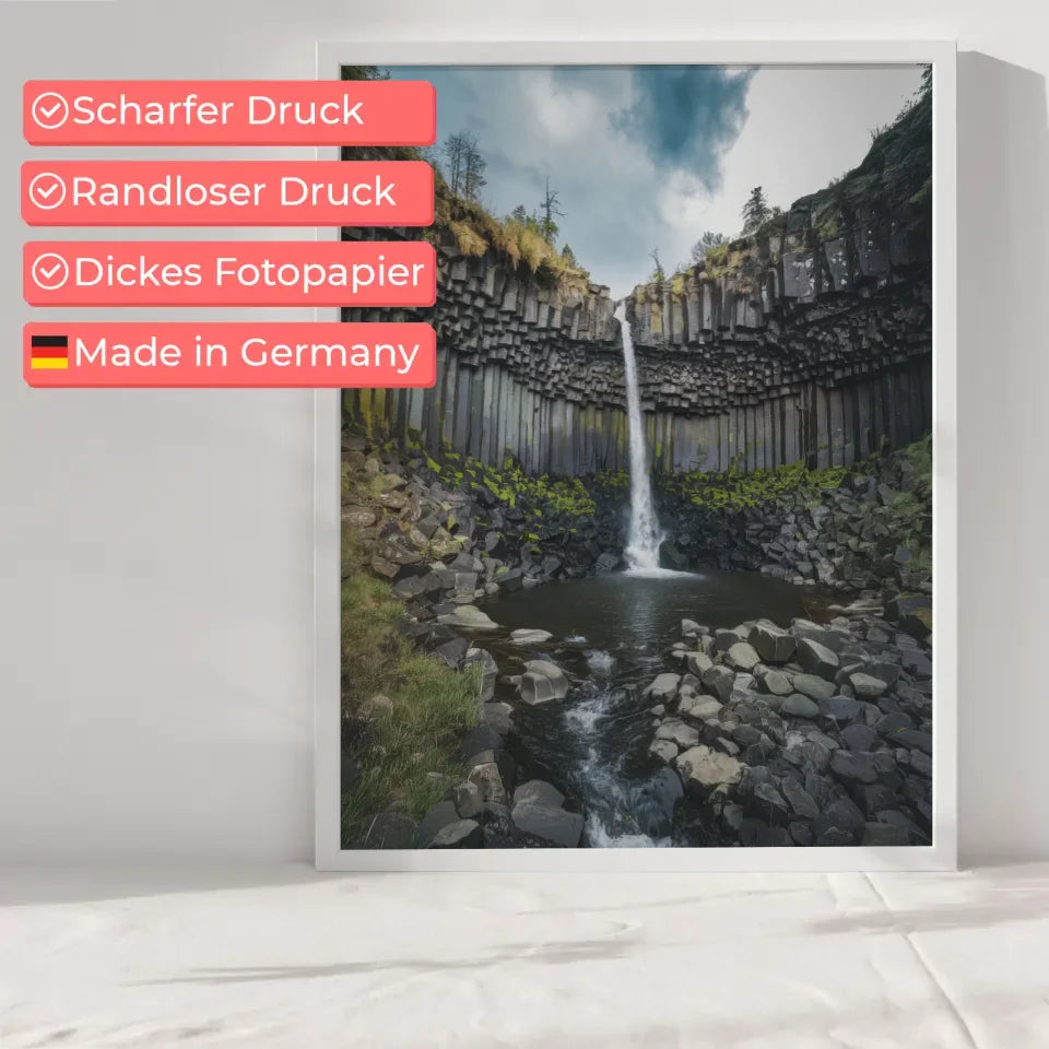 Atemberaubender Wasserfall Poster in einzigartiger Felslandschaft