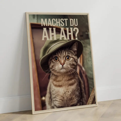 Humorvolles Katzenposter mit Hut und großer Frage Machst du Ah Ah