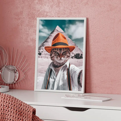 Süße Katze mit Hut Poster vor Cheops-Pyramide in Ägypten