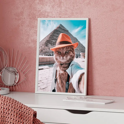 Süße Katze im Hut Poster vor Cheops-Pyramide in Ägypten