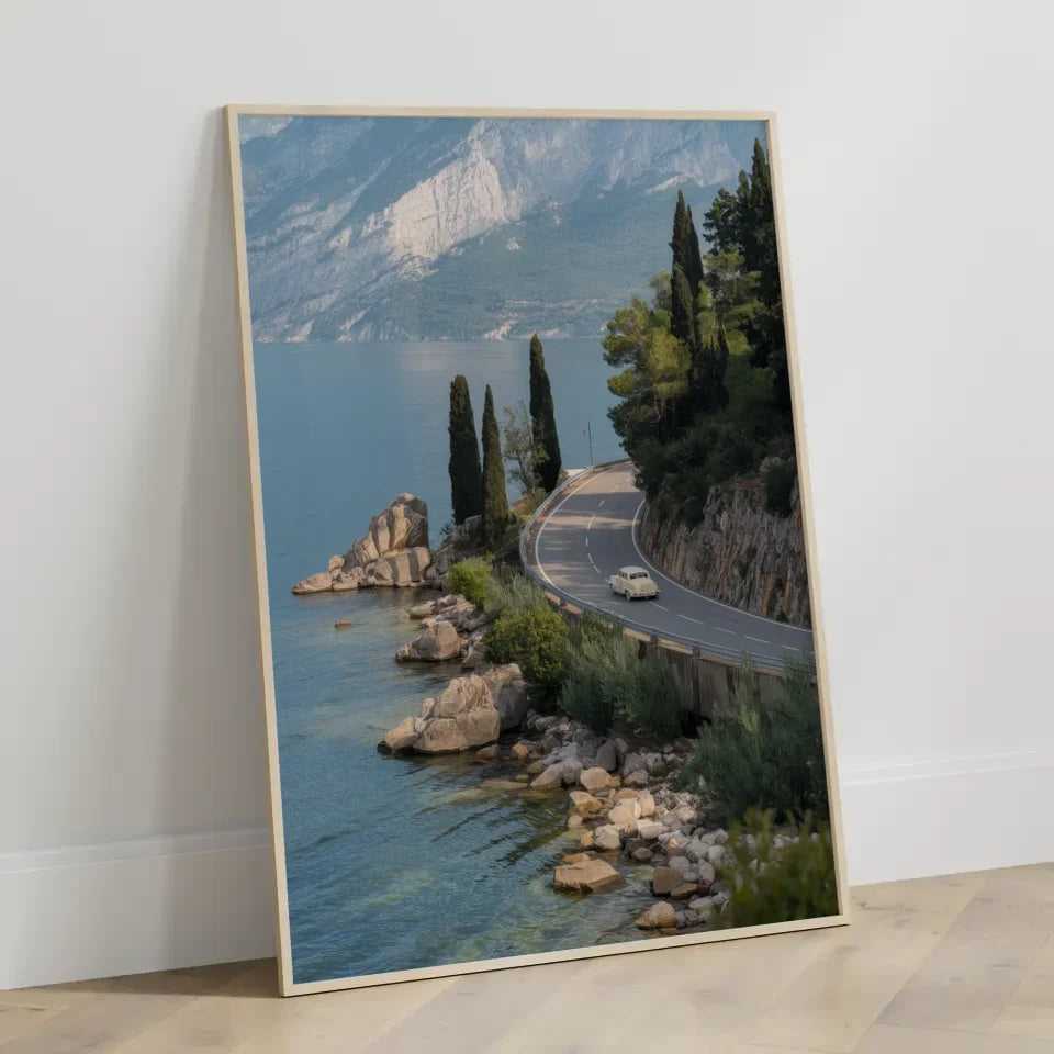 Poster verträumte Landschaft Gardasee mit Oldtimer auf Panoramastraße