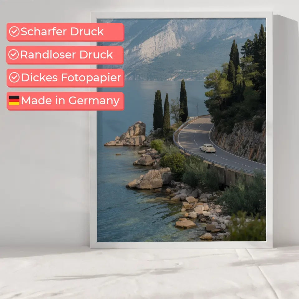 Poster verträumte Landschaft Gardasee mit Oldtimer auf Panoramastraße