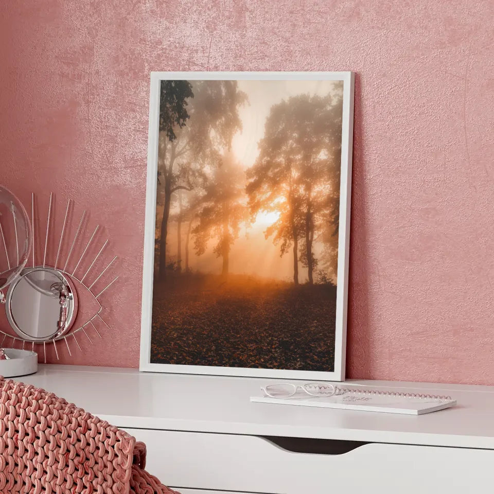 Poster nebliger Sonnenaufgang im Wald mit goldenem Licht