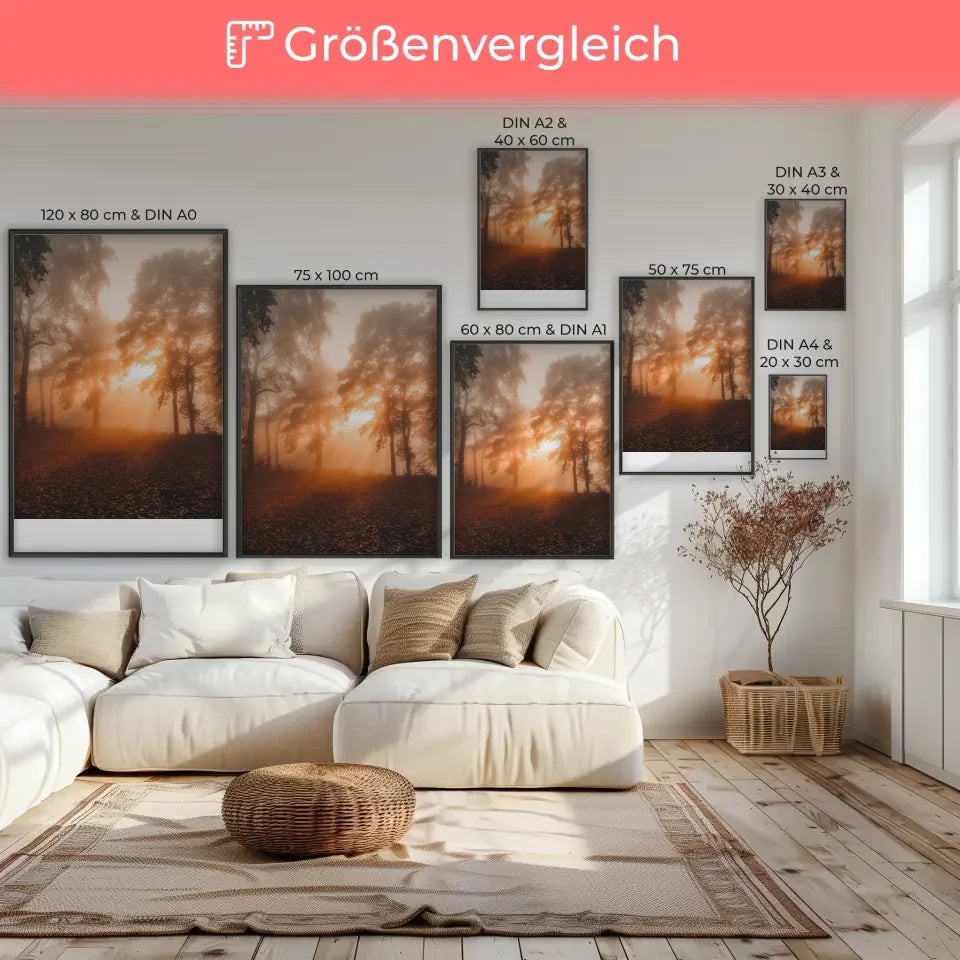 Poster nebliger Sonnenaufgang im Wald mit goldenem Licht