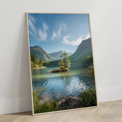 Poster einer magischen Landschaft mit kristallklarem See und Bergen