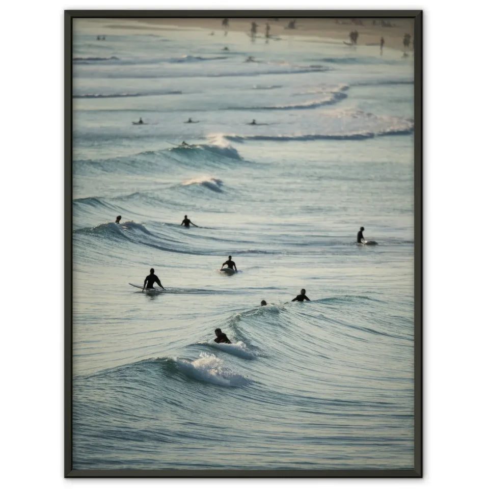 Poster mit Surfern in ruhiger Strandszene für entspannte Atmosphäre