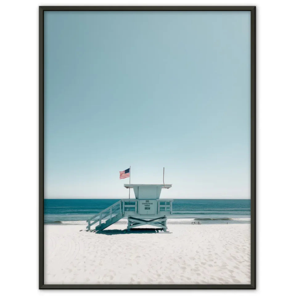 Poster von einem ruhigen Strand mit Rettungsschwimmerturm und Meer