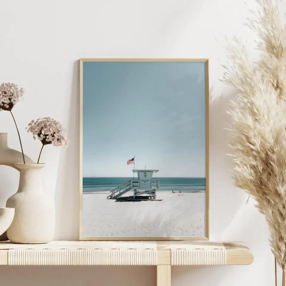 Ruhe am Strand Poster mit Rettungsturm und blauem Himmel kaufen