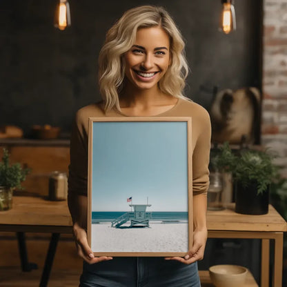 Poster von einem ruhigen Strand mit Rettungsschwimmerturm und Meer