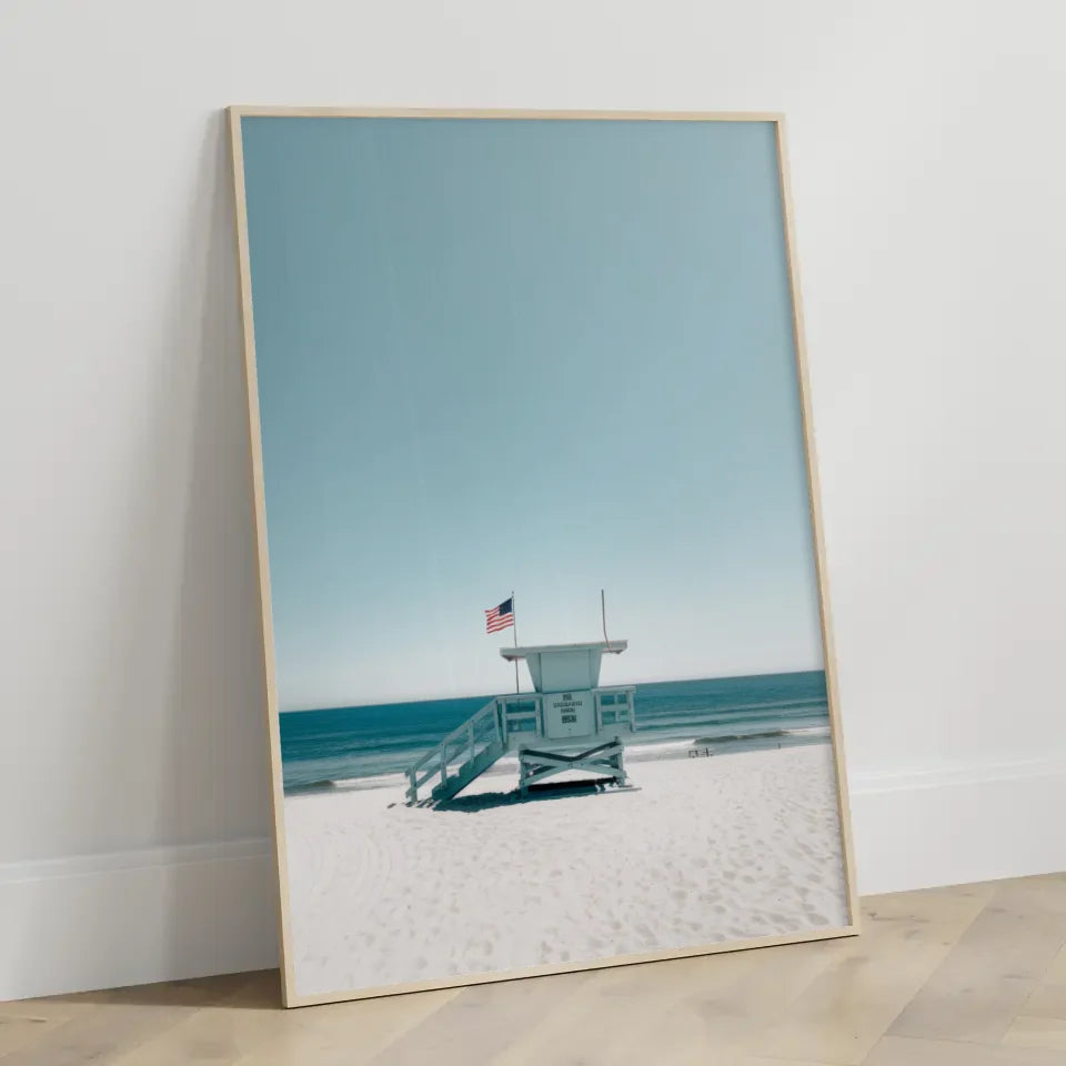 Poster von einem ruhigen Strand mit Rettungsschwimmerturm und Meer