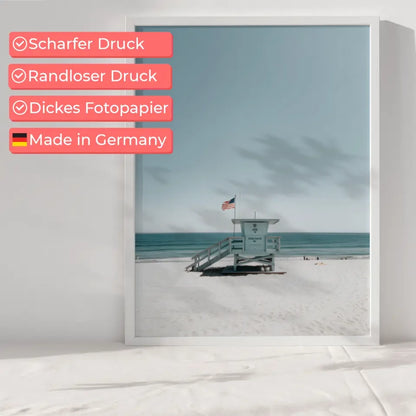 Ruhe am Strand Poster mit Rettungsturm und blauem Himmel kaufen