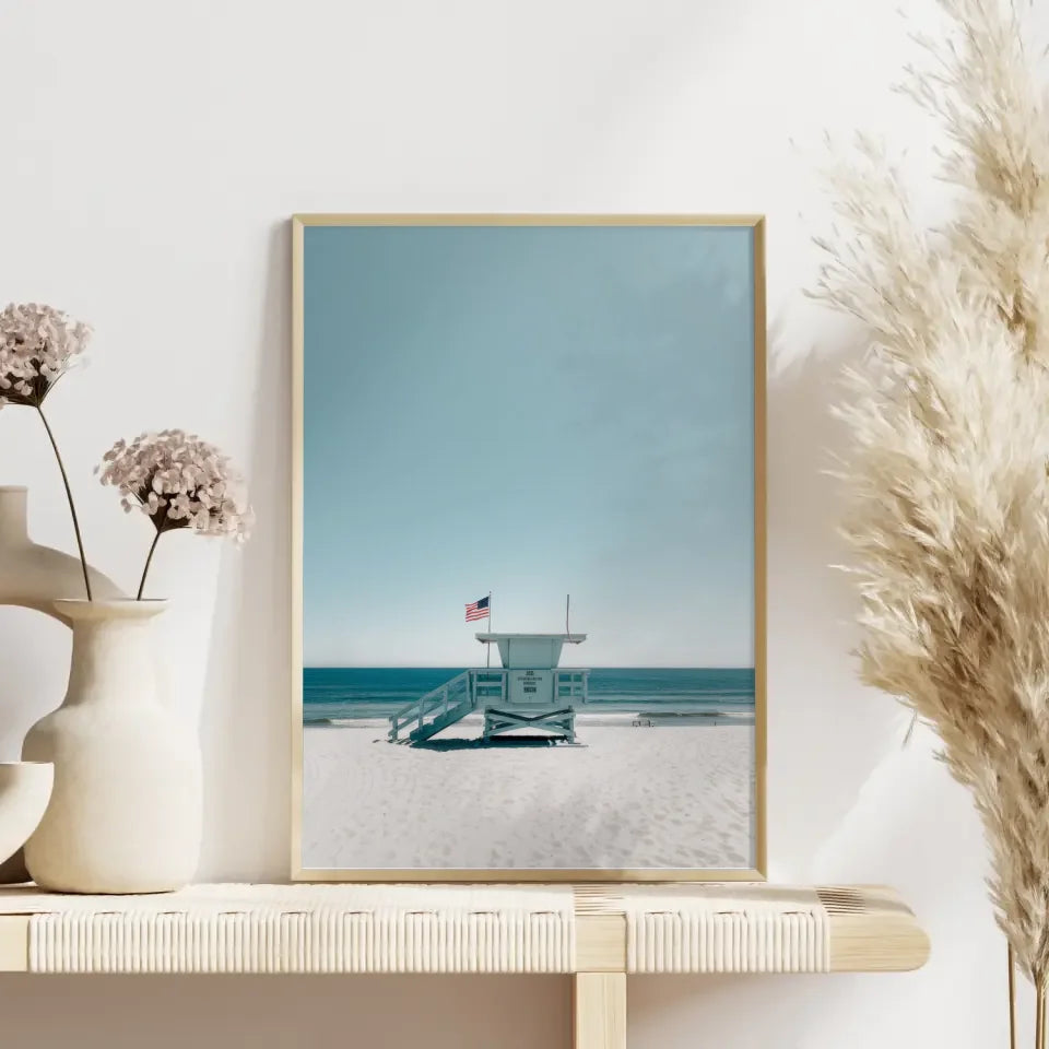 Poster von einem ruhigen Strand mit Rettungsschwimmerturm und Meer