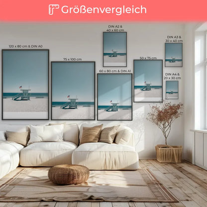 Poster von einem ruhigen Strand mit Rettungsschwimmerturm und Meer